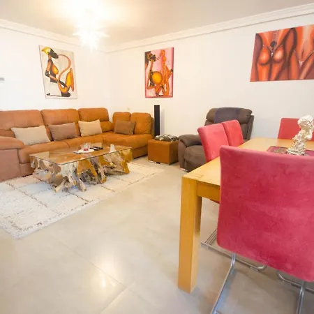 Selwo Apartment- Very Close To The Beach And With A Magnificent Terrace 아파트 에스테포나